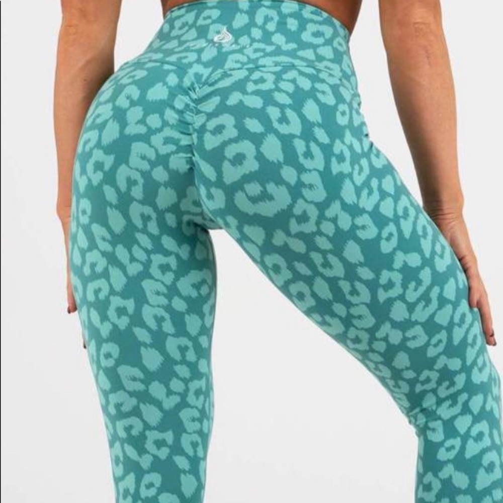 NEW Ryderwear animal scrunch bum teal leggings